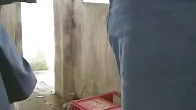 Dirty tøs sidder på en robust fyr kuffert